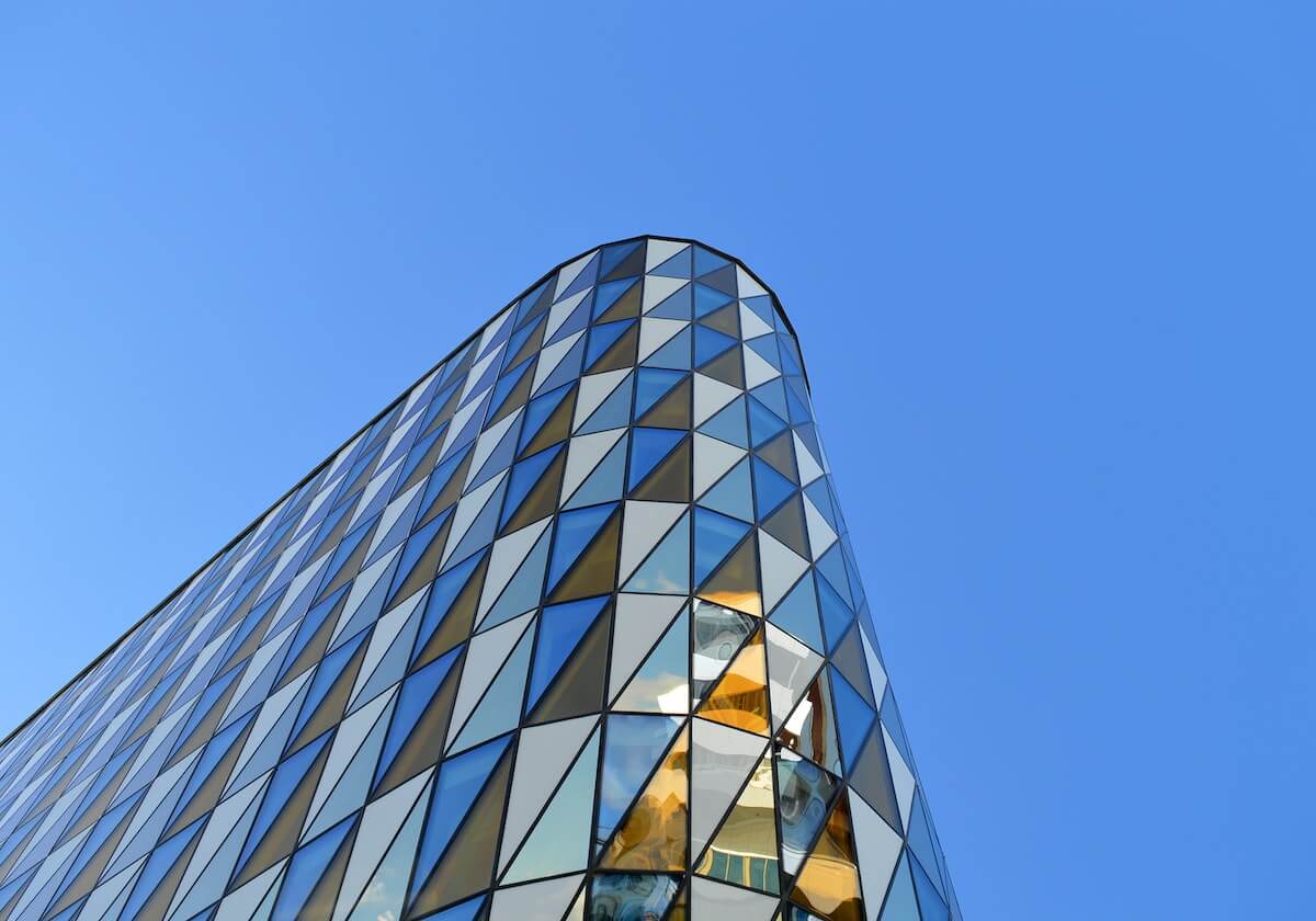 屡禁不止，西班牙人球迷朝场内扔水瓶击中赫罗纳门将加萨尼加